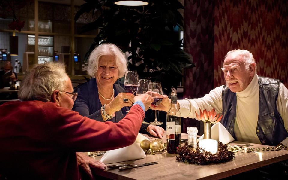 Honderd eenzame ouderen uit Lelystad vieren samen een gouden kerst